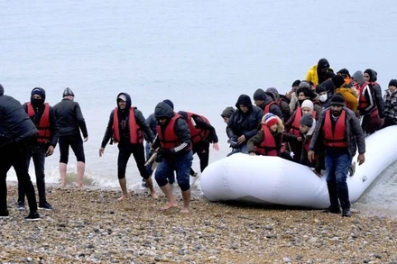 Những người di cư tới bãi biển Dungeness, Anh. (Ảnh: Xinhua)