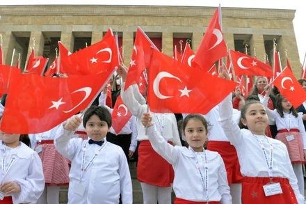 Các em nhỏ cầm quốc kỳ Thổ Nhĩ Kỳ trong một buổi lễ kỷ niệm tổ chức tại Ankara, Thổ Nhĩ Kỳ, ngày 23/4/2023. (Ảnh minh họa: Xinhua)