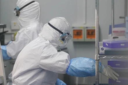 Các nhân viên y tế tiến hành xét nghiệm tại một phòng thí nghiệm phát hiện virus ở Vũ Hán, tỉnh Hồ Bắc, Trung Quốc, ngày 22/2/2020. (Ảnh minh họa: Xinhua)