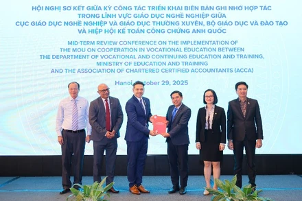 Đại diện ACCA chuyển giao bản dịch tiếng Việt chương trình Kế toán nền tảng (FIA) cho đại diện Cục Giáo dục nghề nghiệp và Giáo dục thường xuyên.