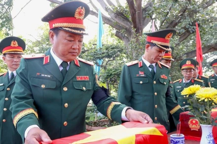 Thủ trưởng Quân khu 7 tham gia lễ viếng, truy điệu, an táng liệt sĩ tại tỉnh Tây Ninh. 