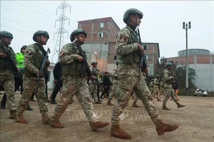 Binh sĩ Peru tuần tra trên đường phố tại Lima. (Ảnh: THX/TTXVN)