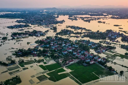 Toàn cảnh xã Hoàng Vân (Bắc Ninh) chìm trong biển nước.