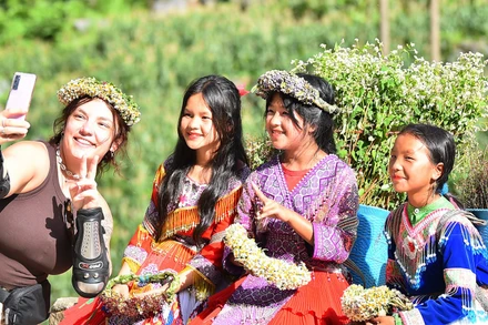 Khách du lịch check-in ở dốc Thẩm Mã. (Ảnh: THỦY NGUYÊN)