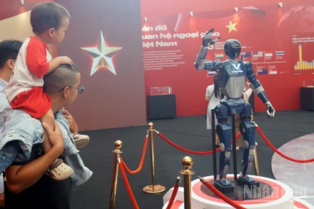 Mô hình robot hình người do VinMotion và VinRobotics phát triển trưng bày tại triển lãm thu hút đông đảo khách tham quan.