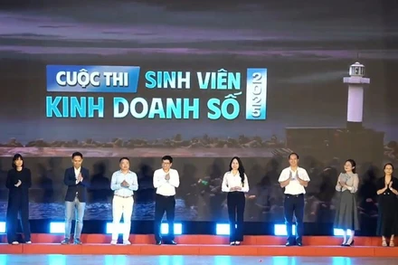 Các đại biểu ấn nút khởi động Cuộc thi Sinh viên Kinh doanh số 2025.