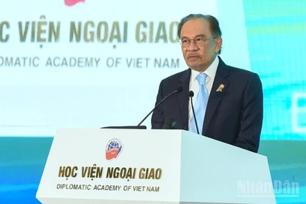 Thủ tướng Malaysia Anwar Ibrahim phát biểu tại Diễn đàn Tương lai ASEAN tổ chức tại Hà Nội, ngày 26/2/2025. (Ảnh: TRẦN HẢI)