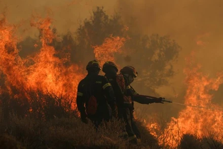 Lính cứu hỏa nỗ lực dập tắt đám cháy rừng trên đảo Crete, Hy Lạp, ngày 3/7/2025. (Ảnh minh họa: Xinhua)