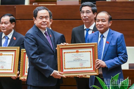 Chủ tịch Quốc hội Trần Thanh Mẫn trao Bằng khen của Ủy ban Thường vụ Quốc hội tặng Trưởng đoàn, Phó Trưởng đoàn chuyên trách Đoàn đại biểu Quốc hội các tỉnh, thành phố trực thuộc Trung ương đã có thành tích xuất sắc. (Ảnh: DUY LINH)