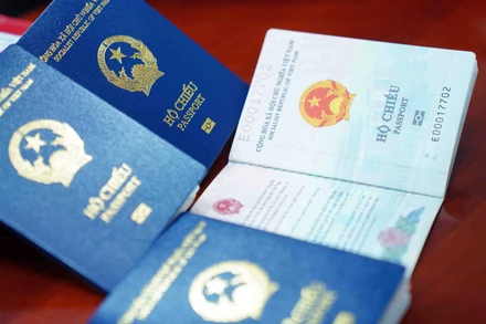 Luật Quốc tịch Việt Nam (sửa đổi, bổ sung năm 2025) là bước đi cụ thể trong chiến lược xây dựng cộng đồng người Việt toàn cầu gắn bó với Tổ quốc, đồng thời mở cánh cửa thu hút nguồn lực tri thức, sáng tạo và đầu tư quốc tế phục vụ sự nghiệp phát triển đất nước trong kỷ nguyên hội nhập. (Ảnh: TTXVN)