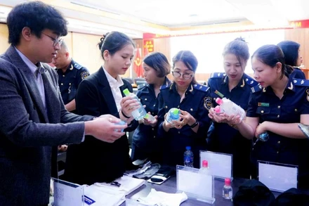 Hướng dẫn phân biệt hàng thật, giả trong khuôn khổ hội thảo. (Ảnh: Cục Hải quan)