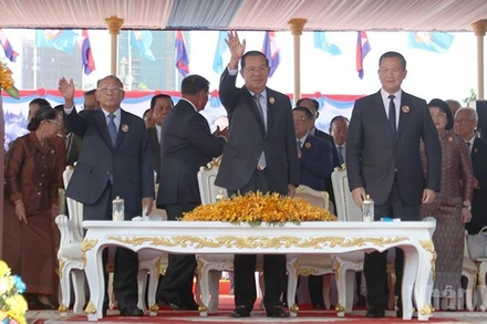 Chủ tịch CPP Hun Sen (giữa), Chủ tịch Danh dự CPP Heng Samrin (trái) và Phó Chủ tịch CPP Hun Manet (phải) chủ trì buổi lễ kỷ niệm 74 năm Ngày thành lập CPP. (Ảnh: Phóng viên Báo Nhân Dân thường trú tại Campuchia)