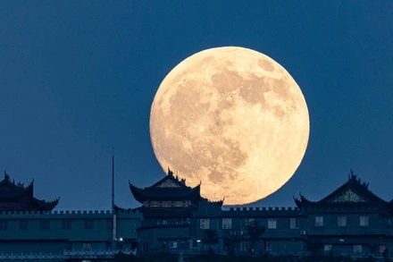 Khoảnh khắc trăng tròn tại Thương Nam, thành phố Ôn Châu, tỉnh Chiết Giang, miền đông Trung Quốc, ngày 6/10/2025. (Ảnh: Xinhua)