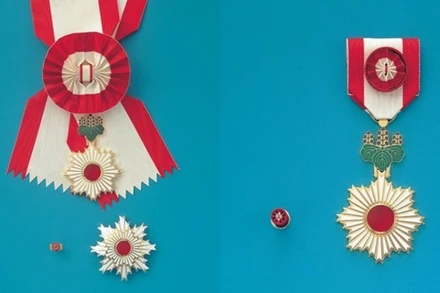 Huân chương Mặt trời mọc hạng nhất Đại Thập tự (trái) và Huân chương Mặt trời mọc có tia sáng vàng và nơ thắt hoa hồng (phải) của Nhật Bản. (Ảnh: Văn phòng Nội các Nhật Bản)