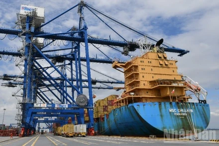 Cán cân thương mại hàng hóa của Việt Nam trong 7 tháng đầu năm 2025 thặng dư 10,20 tỷ USD. (Ảnh minh họa: THÀNH ĐẠT)