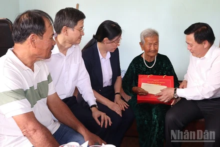 Đồng chí Nguyễn Xuân Thắng, Ủy viên Bộ Chính trị, Giám đốc Học viện Chính trị Quốc gia Hồ Chí Minh, Chủ tịch Hội đồng Lý luận Trung ương thăm hỏi, tặng quà cho Mẹ Việt Nam Anh hùng Nguyễn Thị Nuôi, ở thôn Vạn An 3, xã Tư Nghĩa.