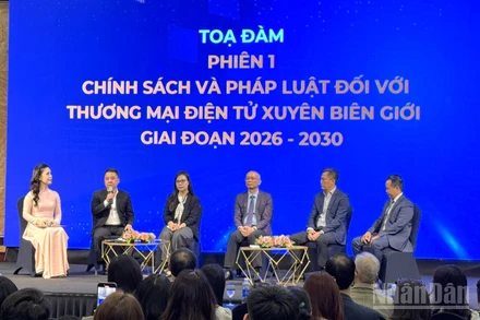 Các diễn giả tham gia phiên tọa đàm. (Ảnh: TRUNG HƯNG)