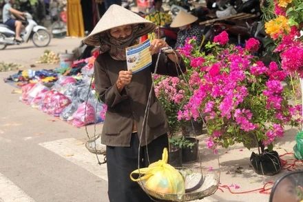 Phụ nữ trong khu vực phi chính thức đang đóng góp quan trọng cho kinh tế hộ gia đình và xã hội đô thị. (Ảnh minh họa: TTXVN)