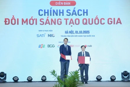 Đại diện Cục Đổi mới sáng tạo và GIZ trao đổi thỏa thuận triển khai dự án. (Ảnh: GIZ)