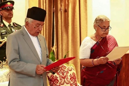 Tân Thủ tướng lâm thời Nepal Sushila Karki (phải) tuyên thệ nhậm chức sau khi được Tổng thống Ram Chandra Paudel (trái, phía trước) bổ nhiệm, tại Kathmandu, ngày 12/9/2025. (Ảnh: THX/TTXVN)