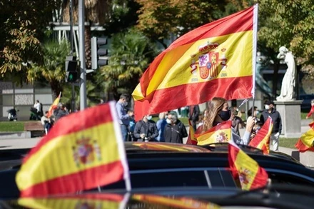 Người dân tham gia diễu hành kỷ niệm Quốc khánh Tây Ban Nha tại Madrid. (Ảnh: Xinhua)