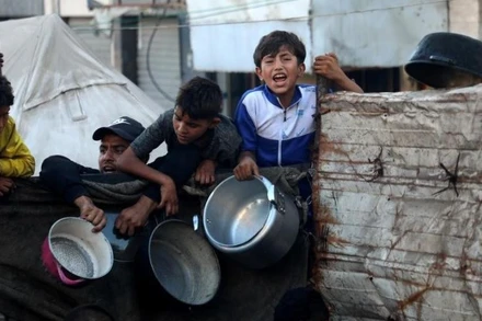 Người dân Palestine chờ nhận thực phẩm tại khu phố Al-Rimal ở trung tâm thành phố Gaza, ngày 20/7/2025. (Ảnh: Tân Hoa Xã)