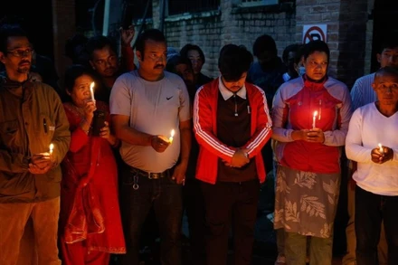 Người dân tham dự buổi thắp nến cầu nguyện cho các nạn nhân của các cuộc biểu tình trong những ngày qua tại Kathmandu, Nepal, ngày 11/9/2025. (Ảnh: Xinhua)