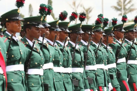 Binh sĩ Nigeria tham gia cuộc diễu hành kỷ niệm Quốc khánh Nigeria tại Abuja, Nigeria. (Ảnh: Xinhua)