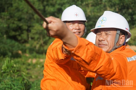 Vượt qua khó khăn, các lực lượng thi công đang quyết tâm đưa công trình về đích đúng hạn, lập thành tích chào mừng 80 năm Cách mạng Tháng Tám, Quốc khánh 2/9 và Đại hội Đảng các cấp. (Ảnh: TRUNG HƯNG)