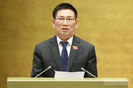 Phó Thủ tướng Hồ Đức Phớc trình bày Báo cáo đánh giá tình hình và kết quả 5 năm thực hiện Nghị quyết số 31/2021/QH15 ngày 12/11/2021 của Quốc hội về Kế hoạch cơ cấu lại nền kinh tế giai đoạn 2021-2025. (Ảnh: DUY LINH)