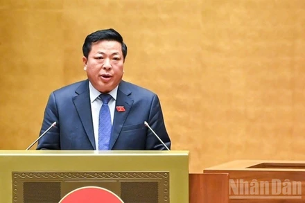 Bộ trưởng Xây dựng Trần Hồng Minh trình bày Tờ trình dự án Luật Đường sắt (sửa đổi). (Ảnh: DUY LINH)