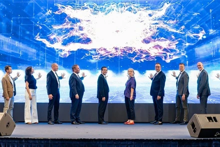 Các đại biểu thực hiện nghi thức ấn nút khởi động Trung tâm Hydrogen xanh Việt Nam. (Ảnh: GIZ)