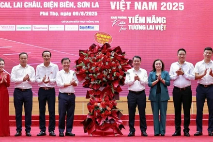 Lãnh đạo tỉnh Phú Thọ chúc mừng Hội Doanh nhân trẻ.