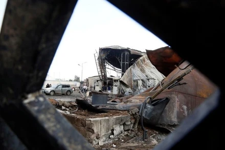 Trạm xăng bị phá hủy sau cuộc không kích của Israel tại Sanaa, Yemen. (Ảnh: THX/TTXVN)