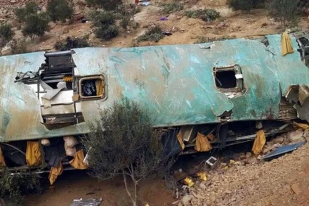 Hiện trường 1 vụ tai nạn xe buýt trên đường cao tốc ở Camana, Arequipa, Peru. (Ảnh minh họa: Xinhua)