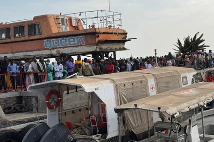 Người dân tập trung tại cảng sau khi một chiếc phà bị chìm trên Hồ Kivu gần Goma, tỉnh Bắc Kivu, miền đông Cộng hòa Dân chủ Congo, ngày 3/10/2024. (Ảnh minh họa: Xinhua)