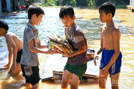 Học sinh “phơi con chữ” nơi rốn lũ Lạng Sơn, háo hức chờ ngày trở lại lớp học.