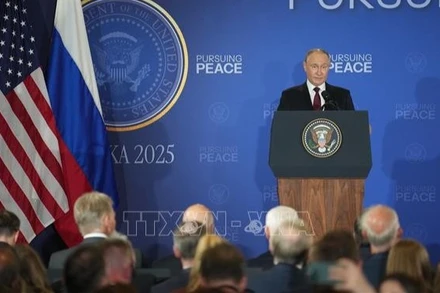 Tổng thống Nga Vladimir Putin trong cuộc họp báo chung sau hội đàm với Tổng thống Mỹ Donald Trump tại Căn cứ Elmendorf-Richardson ở Anchorage, bang Alaska (Mỹ), ngày 15/8/2025. (Ảnh: THX/TTXVN)