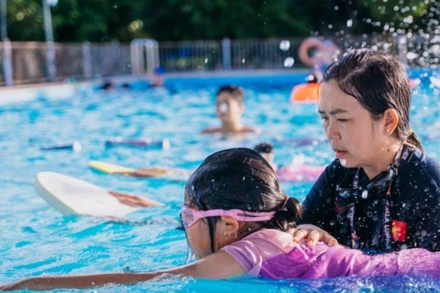 Dạy bơi cho trẻ em ở vùng sông nước miền tây. (Ảnh minh họa: LAN ANH) 