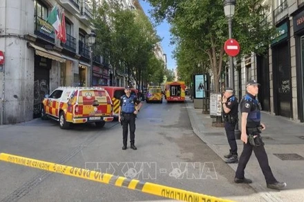 Hiện trường vụ sập một phần tòa nhà ở Madrid, Tây Ban Nha, ngày 7/10/2025. (Ảnh: THX/TTXVN)