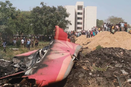 Mảnh vỡ của chiếc máy bay Air India bị rơi ở Ahmedabad, bang Gujarat, Ấn Độ, ngày 12/6/2025. (Ảnh: Xinhua)