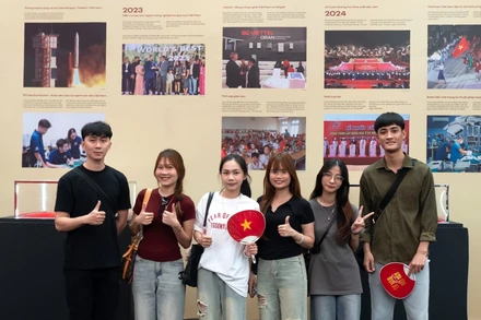 Các bạn trẻ checkin tại không gian Triển lãm 95 năm Cờ Đảng soi đường.