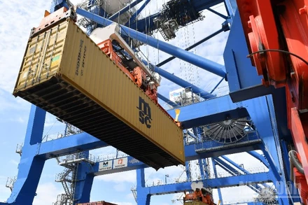 Bốc xếp container tại Cảng Đình Vũ, Hải Phòng. (Ảnh: THÀNH ĐẠT)