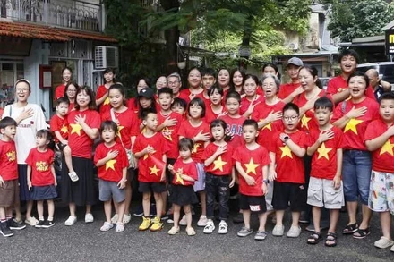 Câu lạc bộ Đọc sách cùng con hưởng ứng Cùng Việt Nam tiến bước.