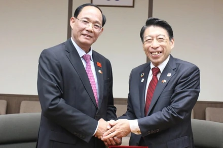 Phó Chủ tịch Quốc hội Trần Quang Phương (trái) và Thống đốc tỉnh Fukuoka Hattori Seitaro. (Ảnh: VOV)