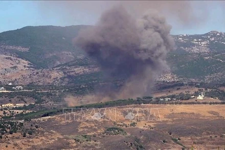 Khói bốc lên sau vụ không kích của Israel ở ngoại ô Nabatieh, miền Nam Liban ngày 30/10/2025. (Ảnh: THX/TTXVN)