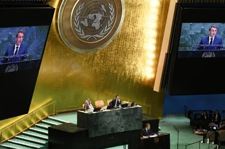 Tổng thống Pháp Emmanuel Macron phát biểu tại Hội nghị quốc tế cấp cao về Giải quyết hòa bình vấn đề Palestine và thực hiện giải pháp hai nhà nước tại trụ sở Liên hợp quốc ở New York, Mỹ, ngày 22/9/2025. (Ảnh: Xinhua)