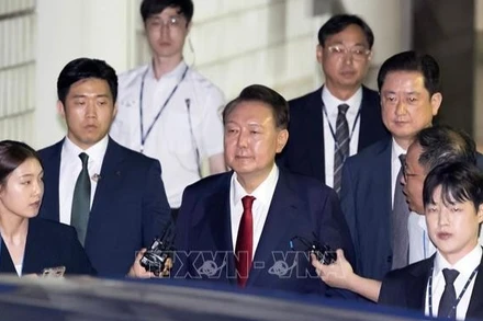 Cựu Tổng thống Hàn Quốc Yoon Suk Yeol (giữa) sau phiên tòa ở Seoul ngày 9/7/2025. (Ảnh: Yonhap/TTXVN)