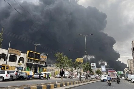 Khói bốc lên sau cuộc không kích tại Sanaa, Yemen. (Ảnh: THX/TTXVN)