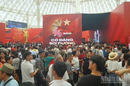 Người dân chen kín trong gian trưng bày “95 năm Cờ Đảng soi đường”.